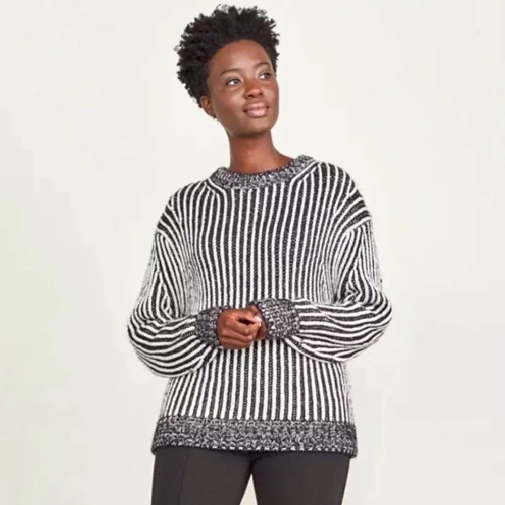 Elizabeth And James Black‎ White Contrast Knit Pullover
Striped Sweater Size XXL